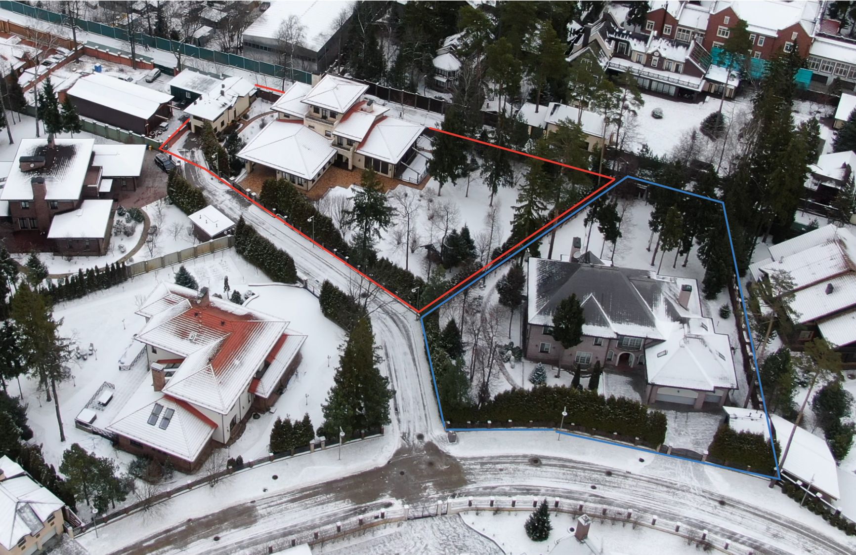 Lavrov's house (circled in red) and Makhmudov's house (circled in blue)