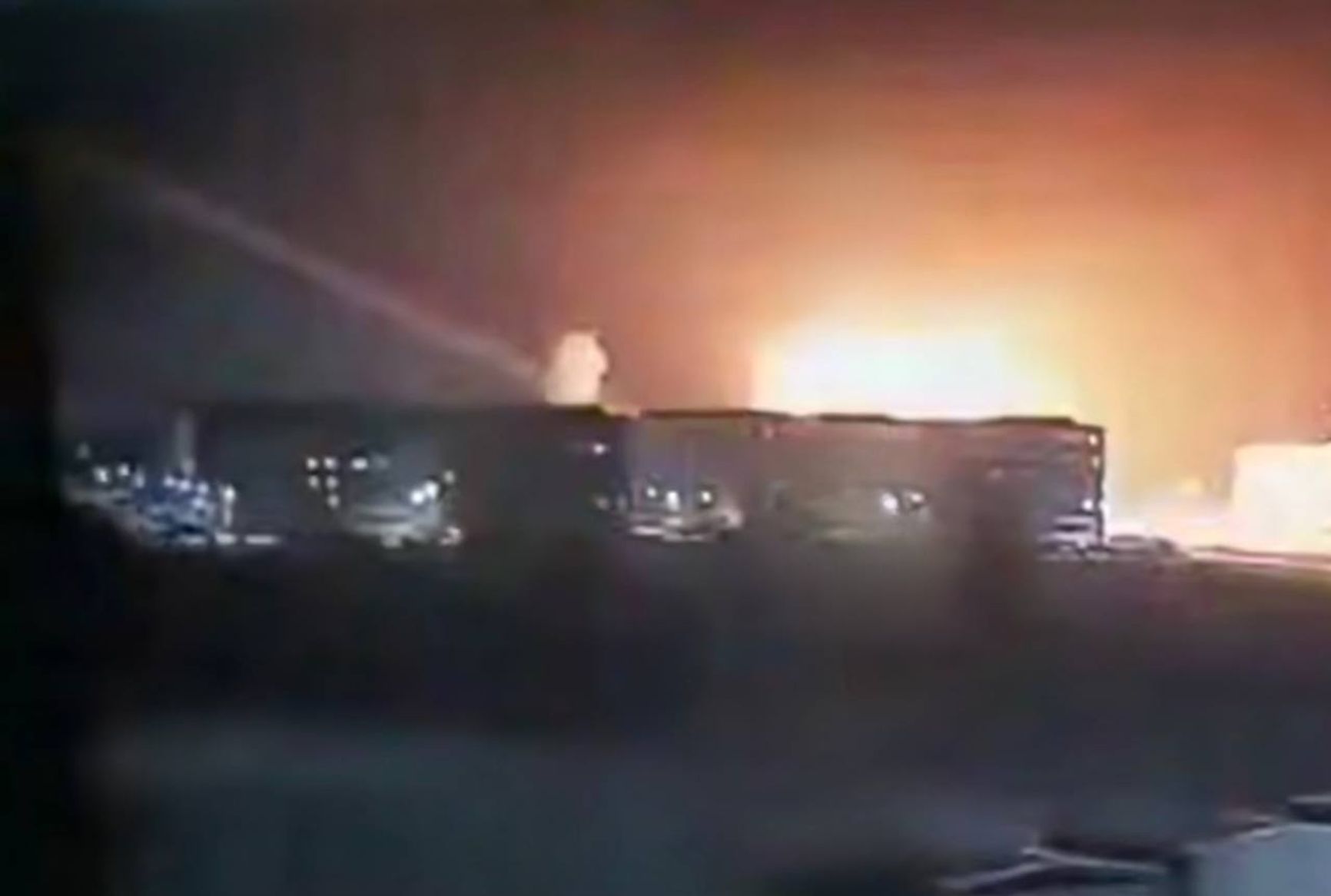 Удар по многоквартирному дому и парковке с автомобилями в поселке Новая Адыгея