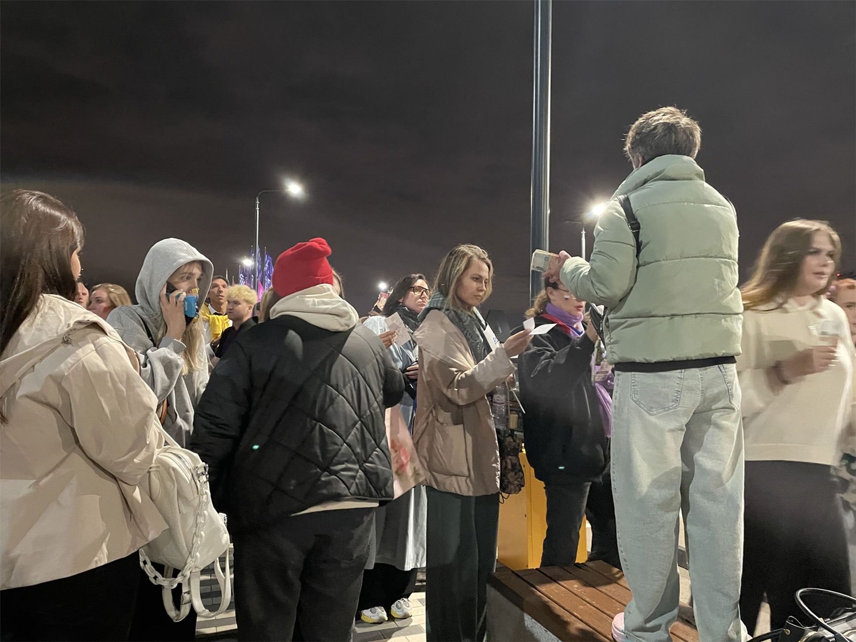 The crowd fillers queued to collect the 6,000 rubles they had earned for four days of dancing. The money was handed out in cash in exchange for a special paper pass. Dozens of people were waiting in each of these – and there were dozens of such lines.