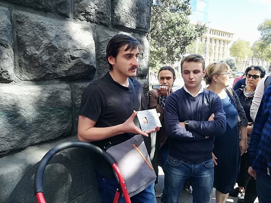 Установка таблички «Последнего адреса» в Тбилиси. Фото: ტაბულა/«Табула»