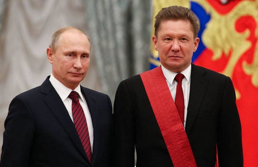 Владимир Путин и Алексей Миллер после вручения последнему звания Героя труда