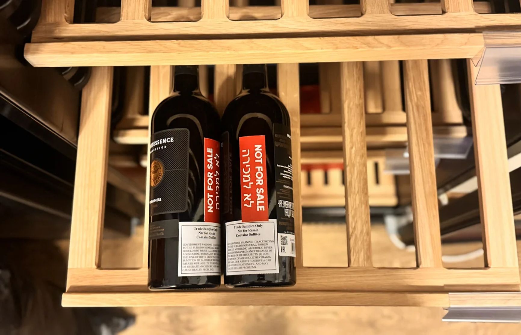 Образцы вина со стикерами, закрывающими акцизные марки