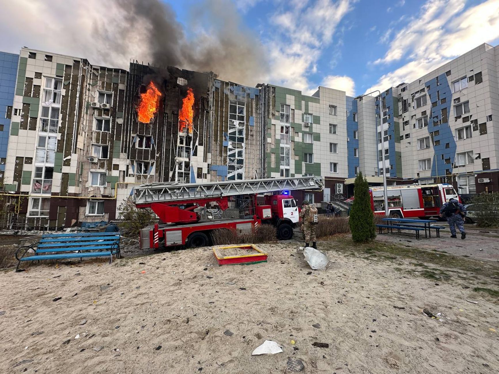 Последствия попадания БПЛА по жилому дому в Белгороде