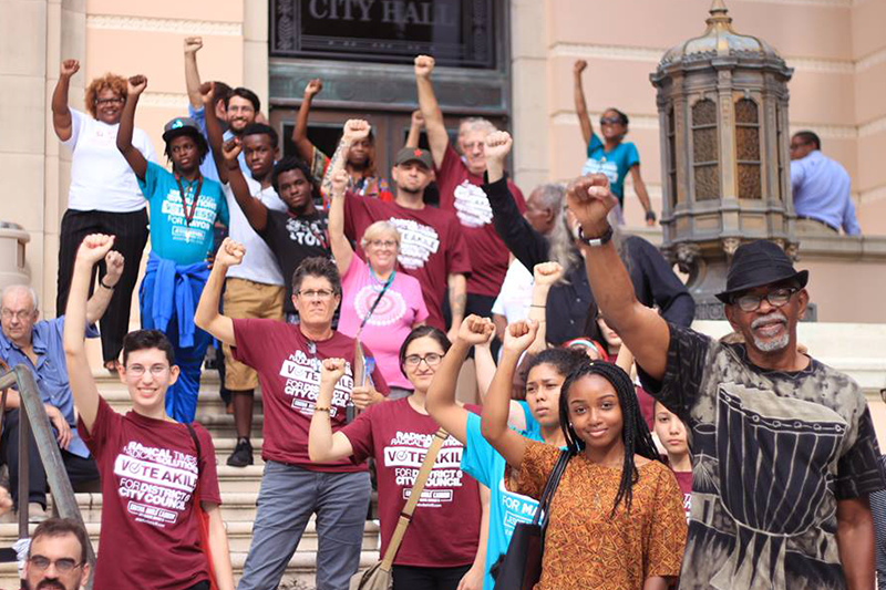 Омали Ешитела и Эрита Акиль Кейнион во время предвыборной кампании 2017 года