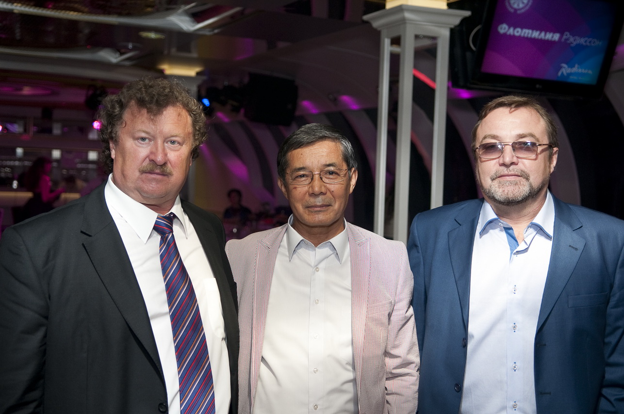 Михаил Зернов (крайний справа)