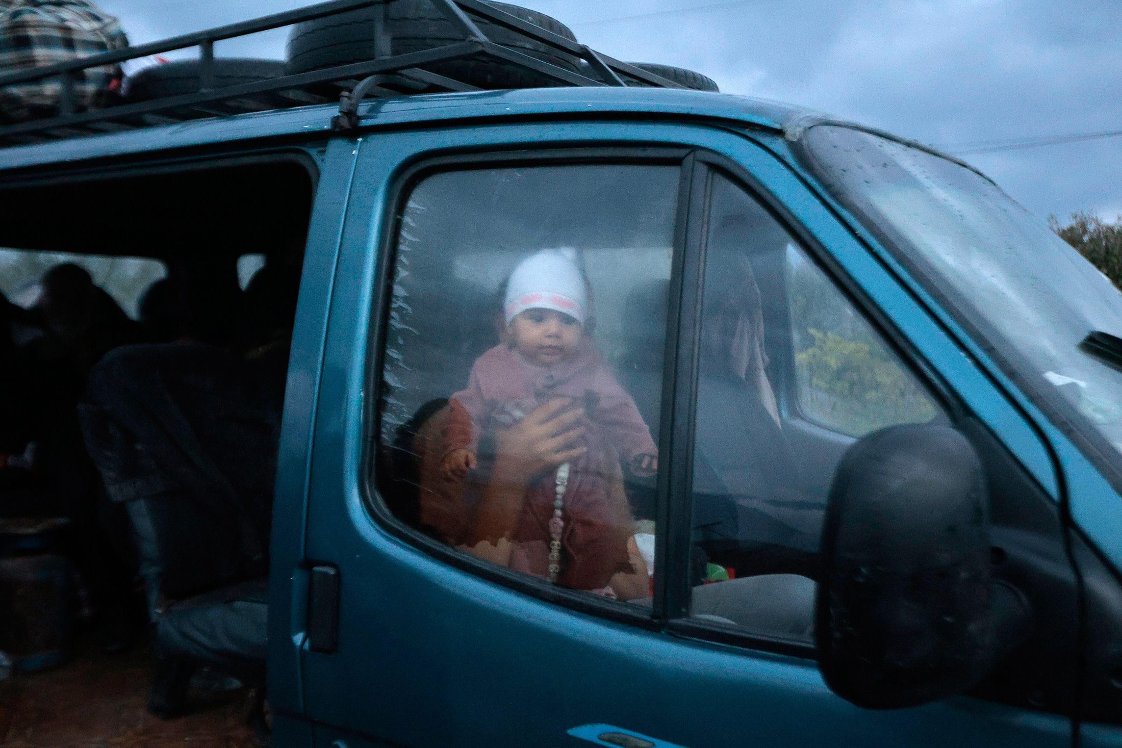 Пережившая блокаду семья эвакуируется из Карабаха