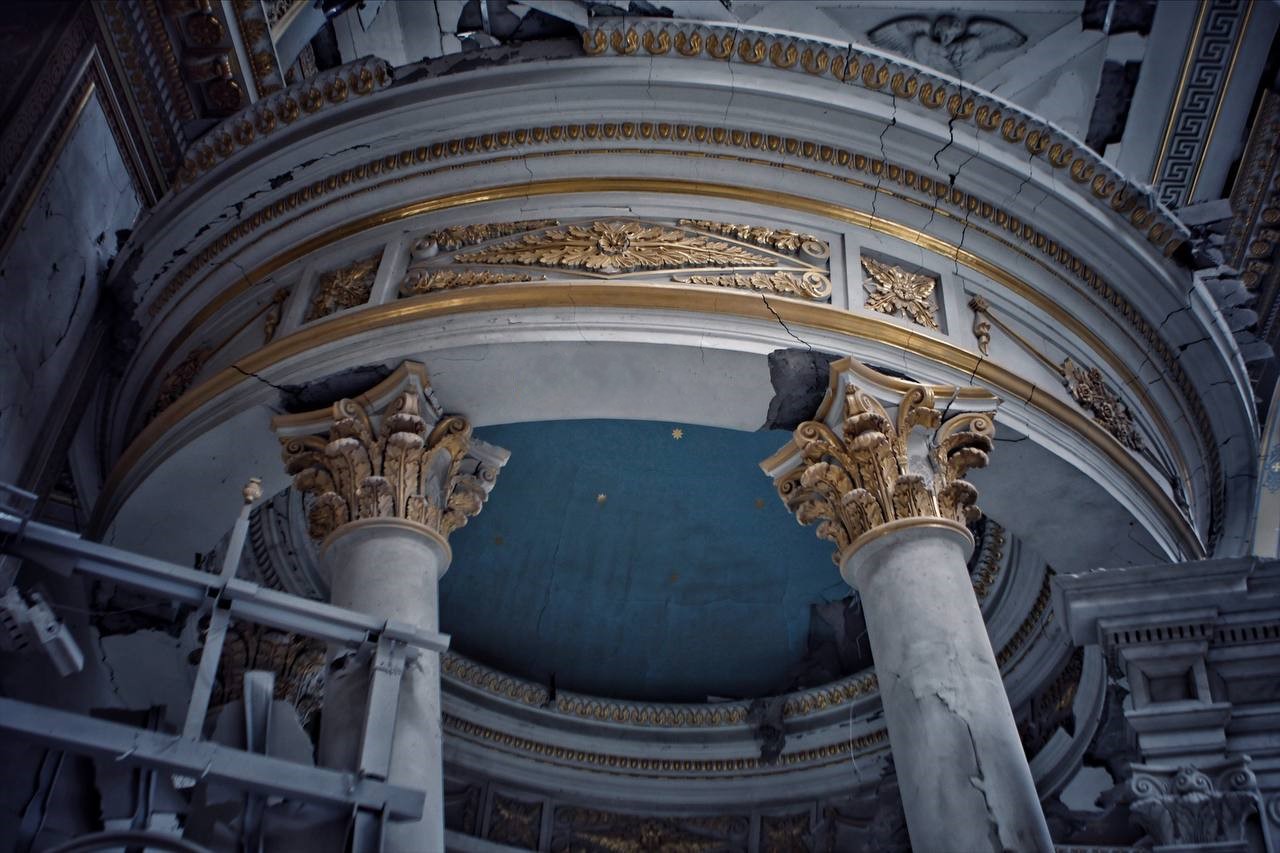 Колонны, накренившиеся от удара