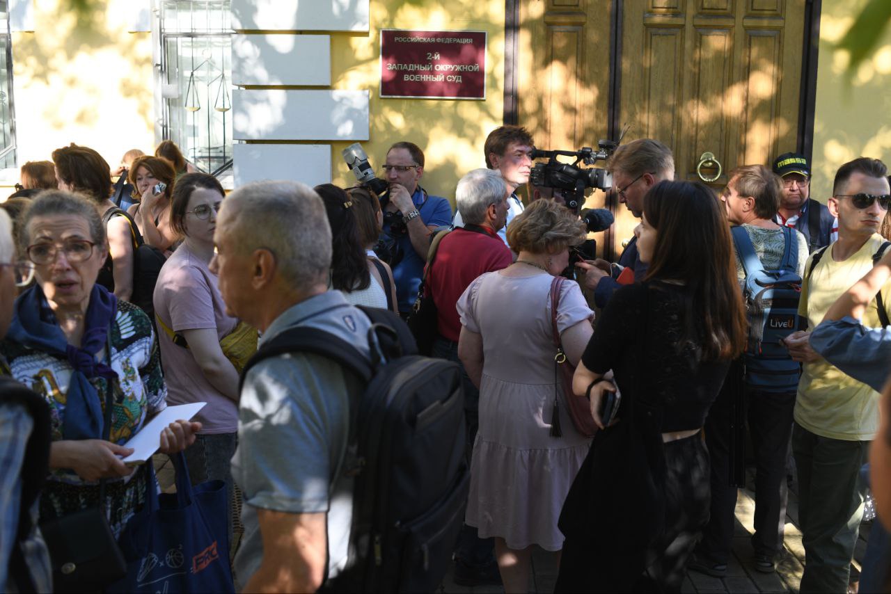 Crowds gather outside the Second Western District Military Court in support of Berkovich and Petriychuk