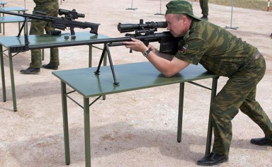 Военнослужащий МО РФ с АСВК. Примечательны габариты винтовки и толщина ствола