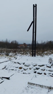 Металлический крест после сноса