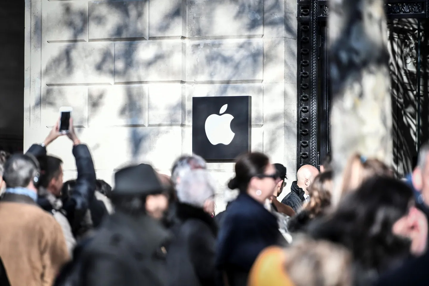 Очередь перед магазином Apple Champs-Élysées, Елисейские поля, Париж, 2023 год