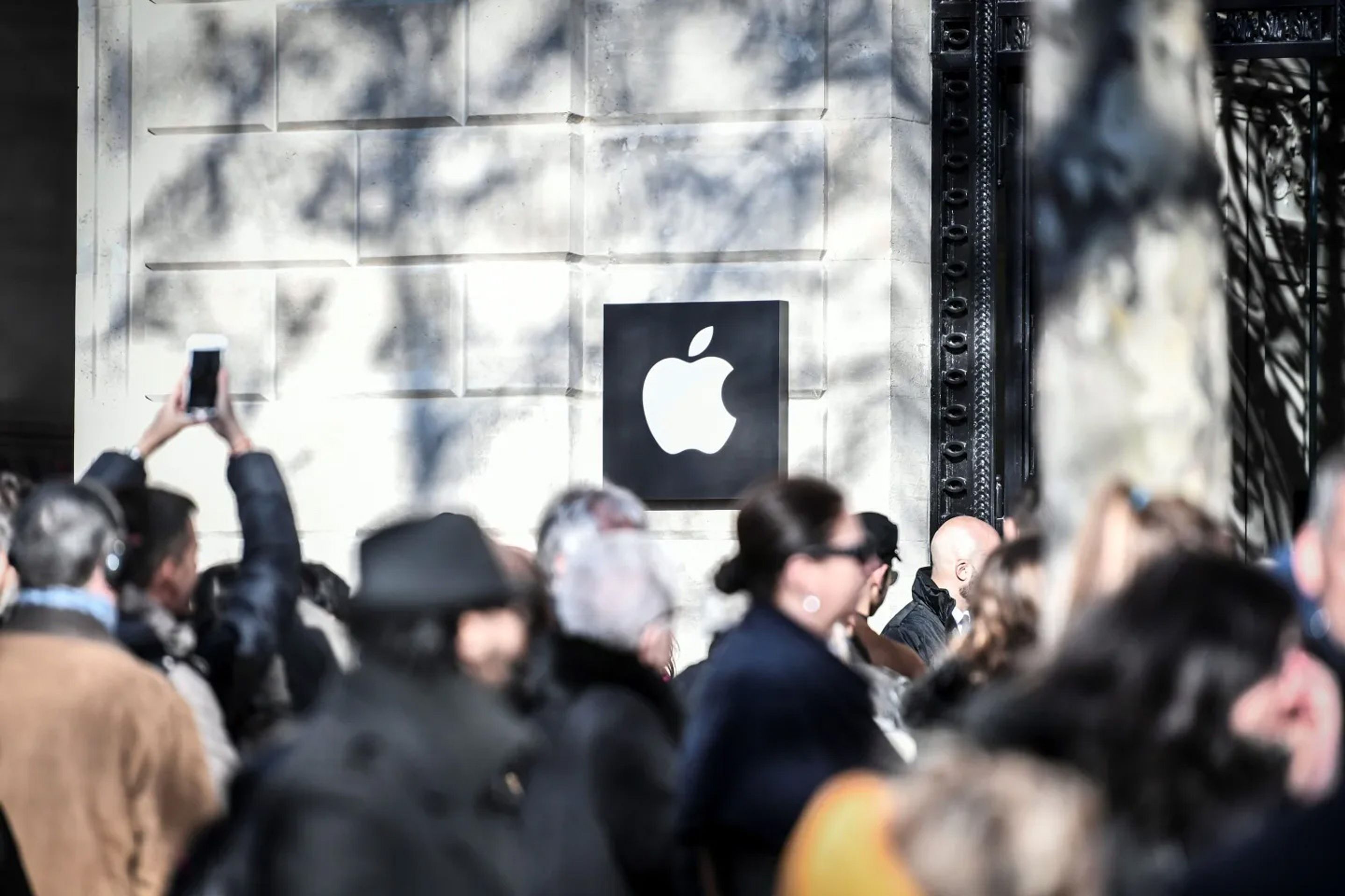 Queue outside the Apple Store Champs-Élysées, Paris, 2023