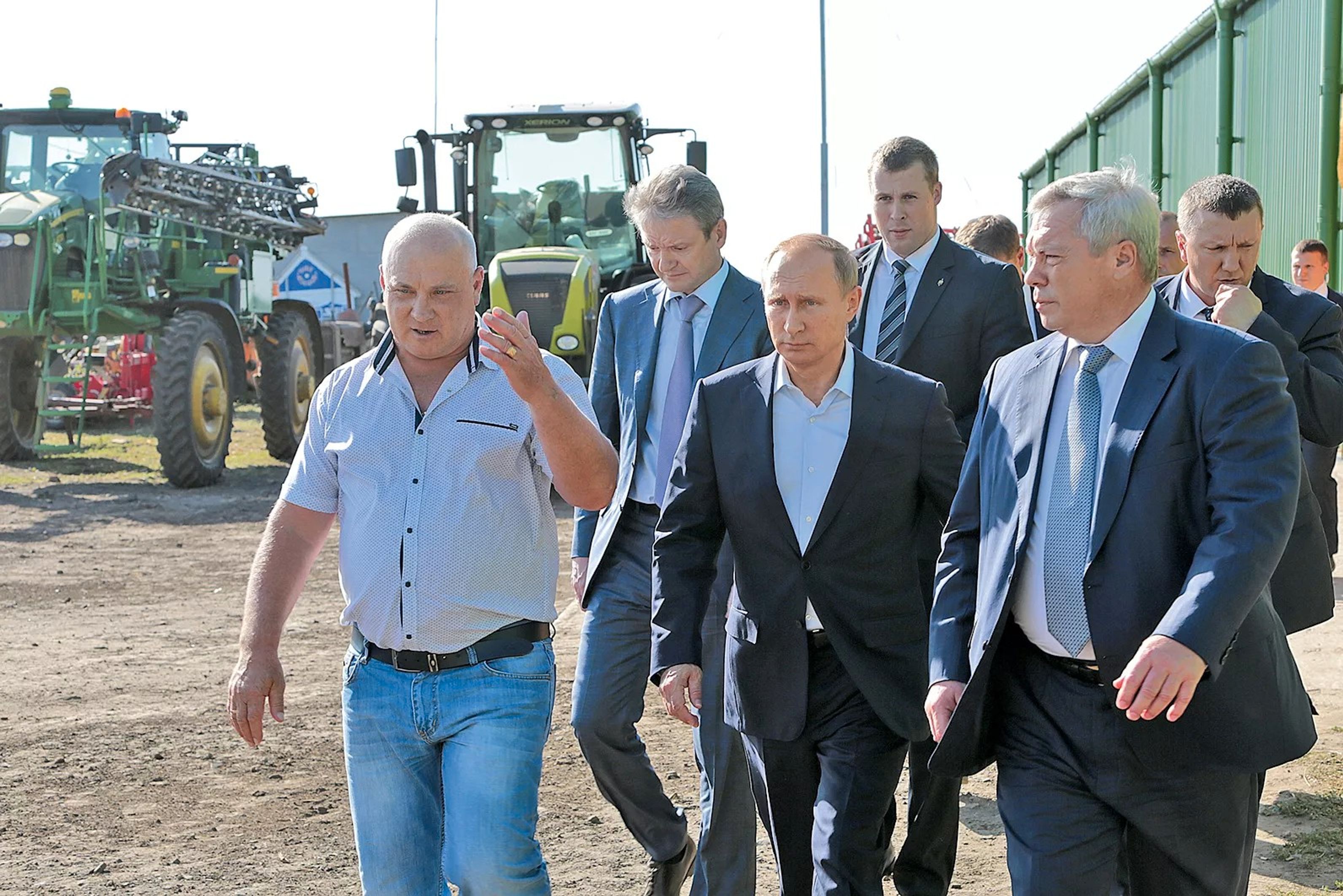 During a visit to the N.N. Yuzefov farm. Nikolai Yuzefov on the left, September 24, 2015