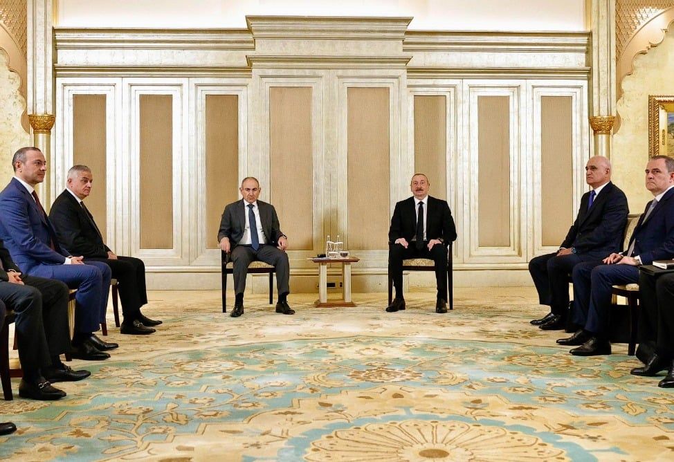 Aliyev and Pashinyan at the talks in Abu Dhabi.