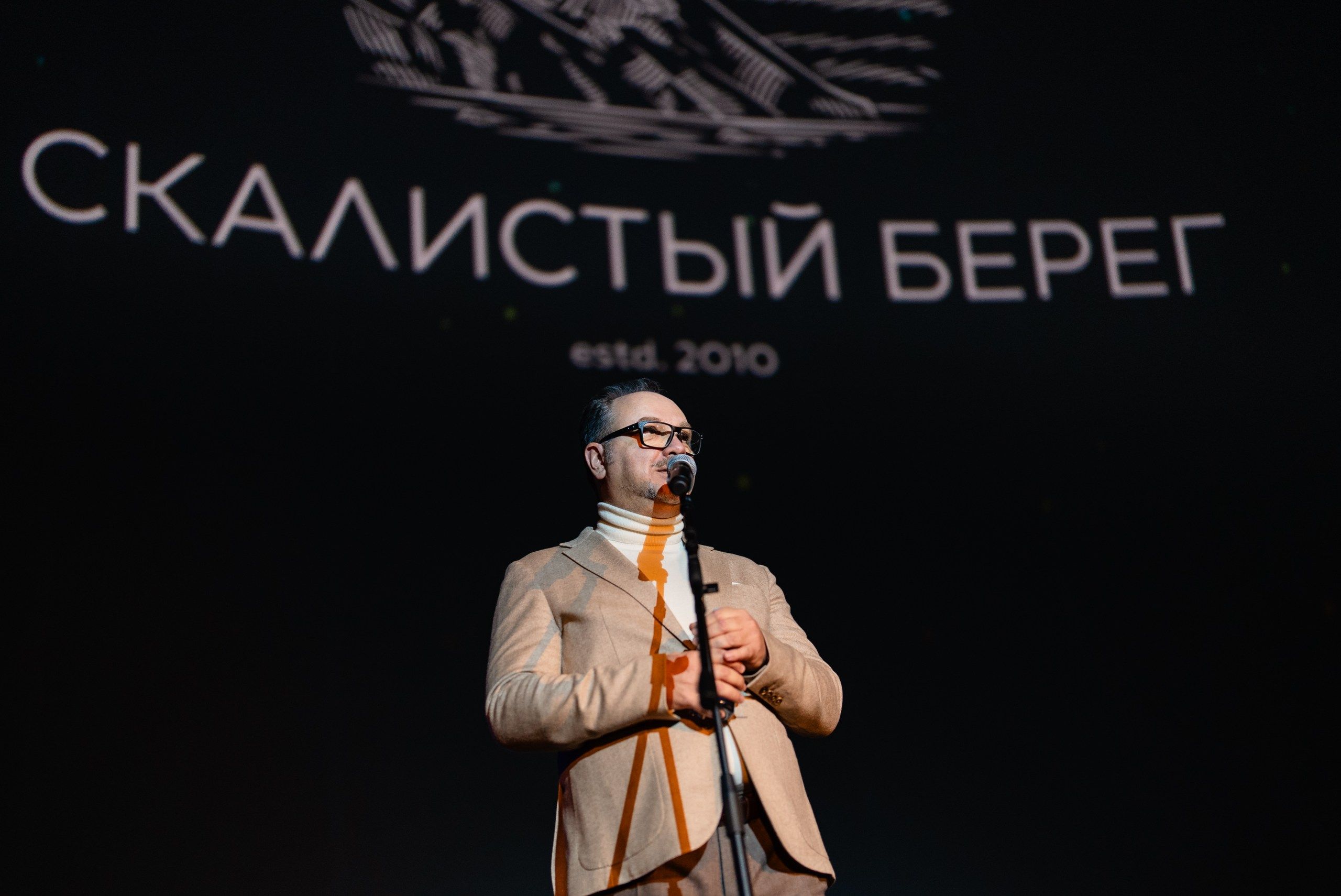 Anatoly Korneev giving a presentation of Dmitry Medvedev’s winery at the Moscow Planetarium