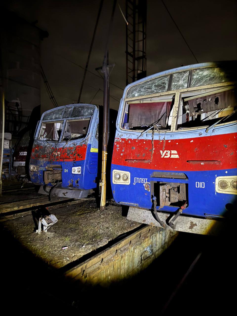 Последствия российского удара по локомотивному депо в Полтаве