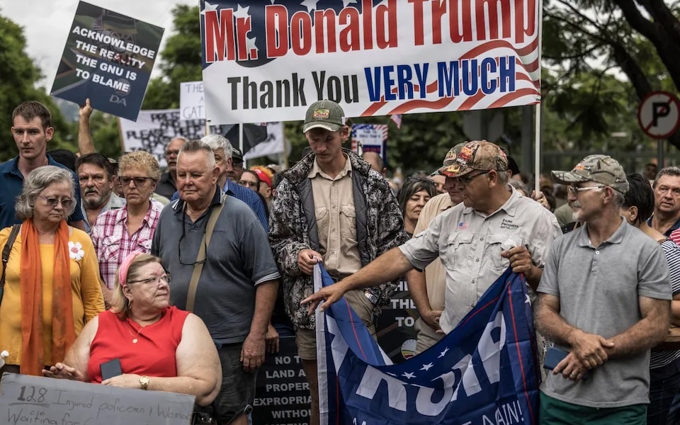Акция в поддержку меморандума Трампа о «геноциде белых» в ЮАР. Фото: AFP