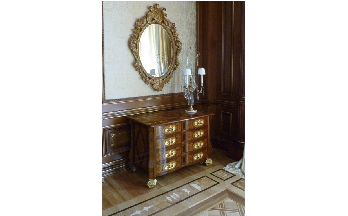 Илл. 17. Комод