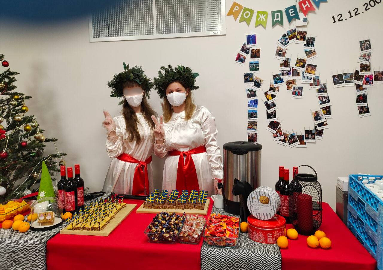 Екатерина с коллегой на корпоративе в Икее