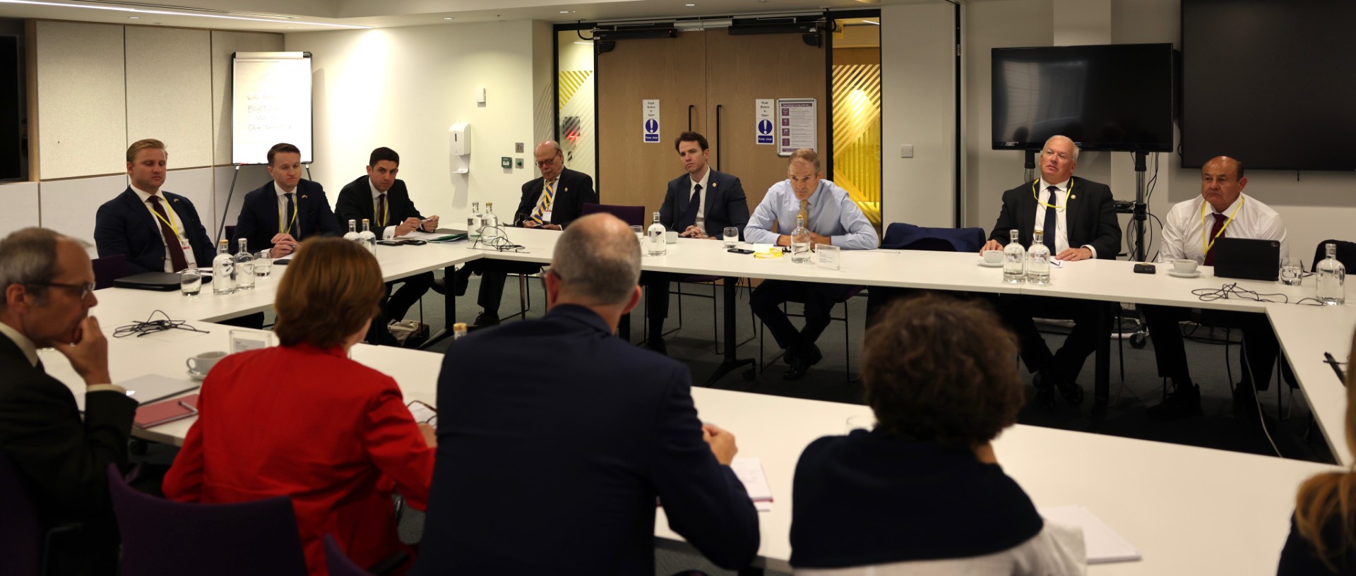 Конгрессмен-республиканец Джим Джордан на переговорах о «свободе слова» с представителями Еврокомиссии в Брюсселе