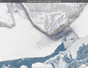 Видимый след от загрязнения угольной пылью на ледовом покрове у порта Эльга на спутниковых снимках Sentinel-2 27 марта 2025 года