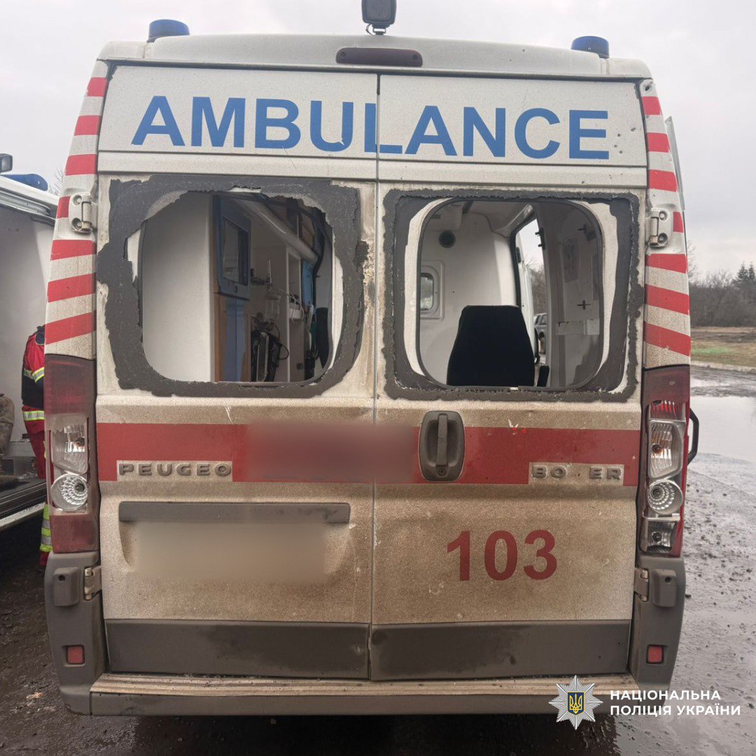 Последствия взрыва беспилотника рядом с автомобилем скорой помощи в селе Грушёвка Купянского района