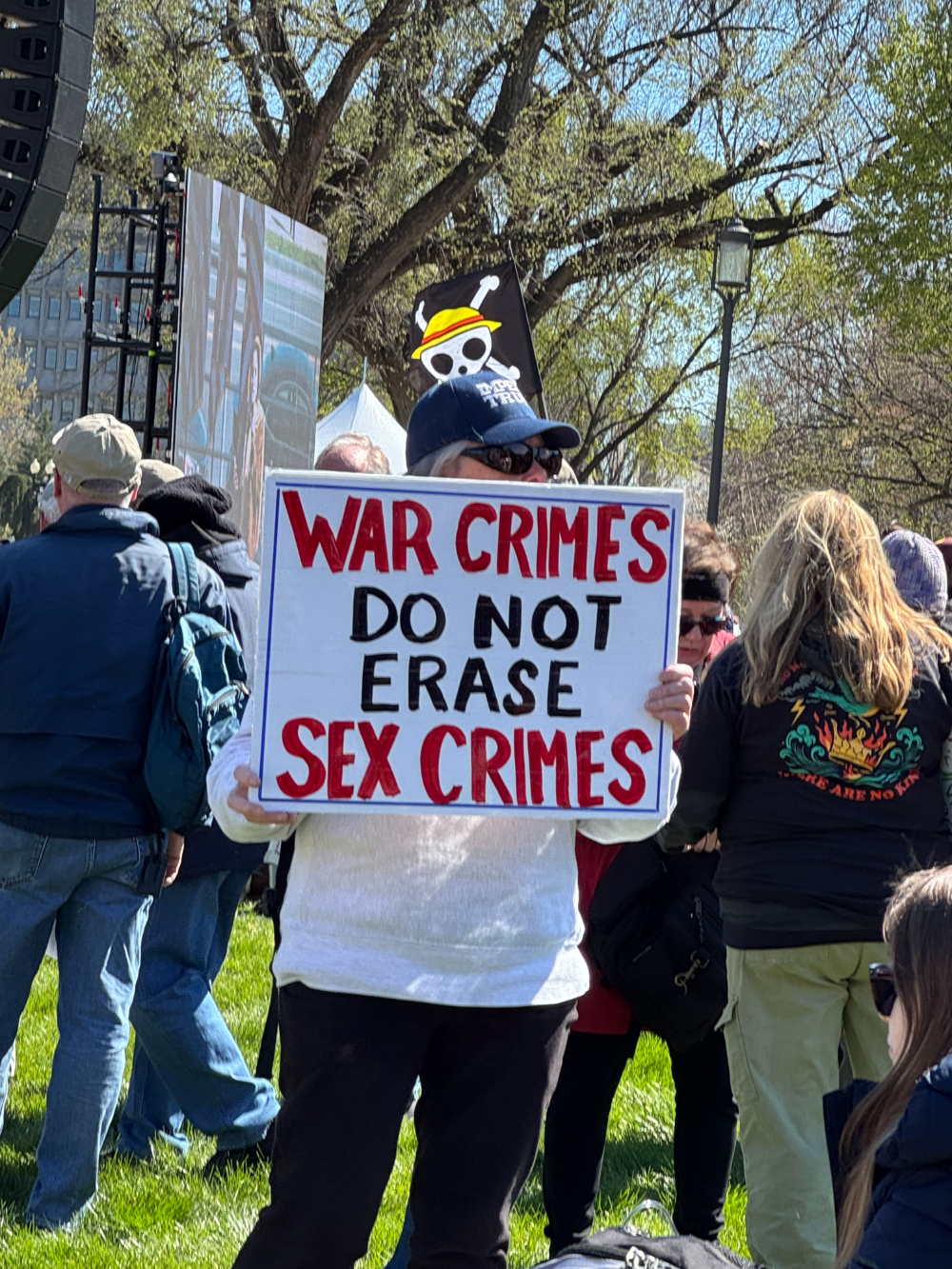 Военные преступления не отменяют сексуальные преступления