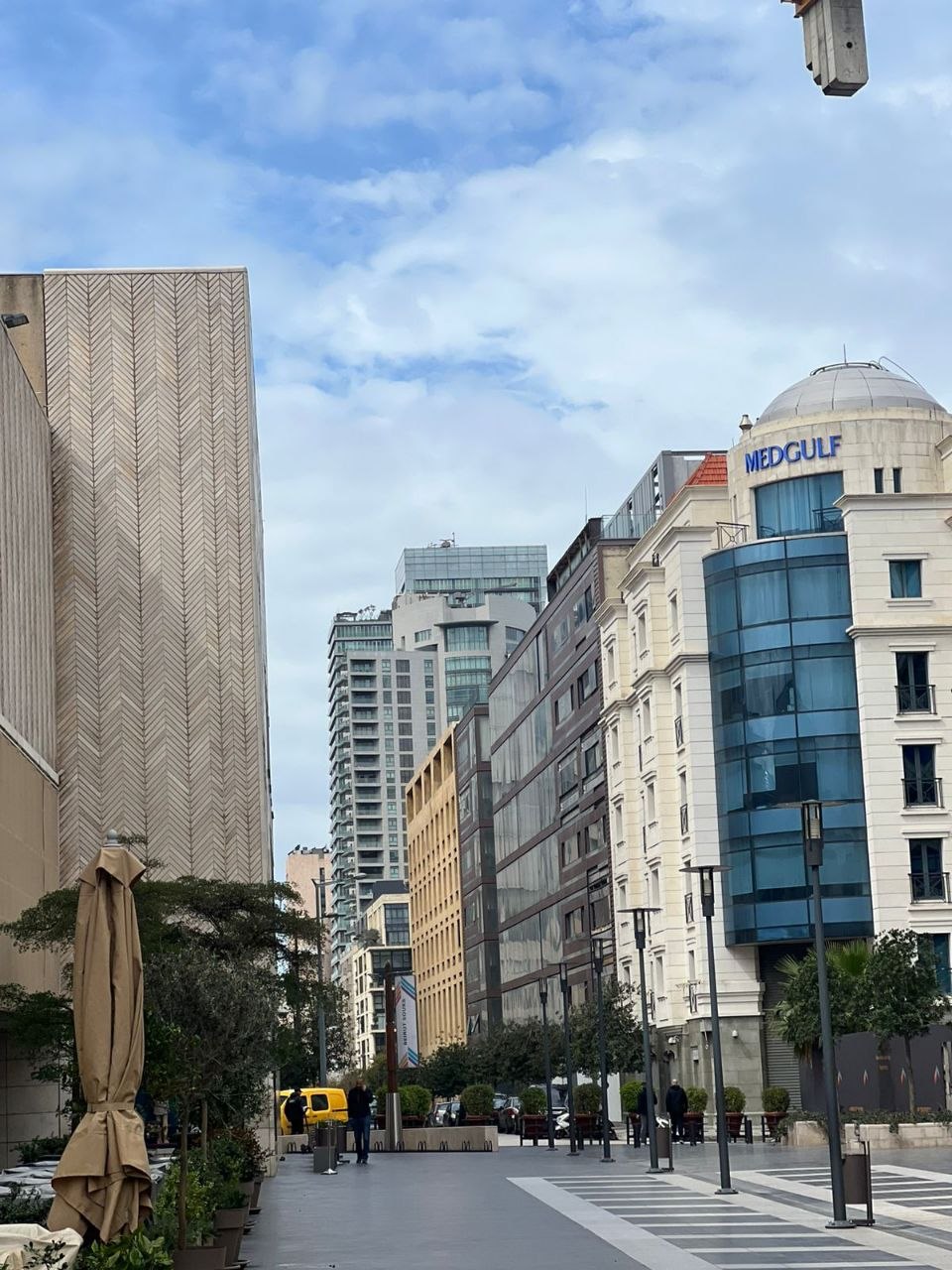 В городах, не затронутых войной, продолжается мирная жизнь