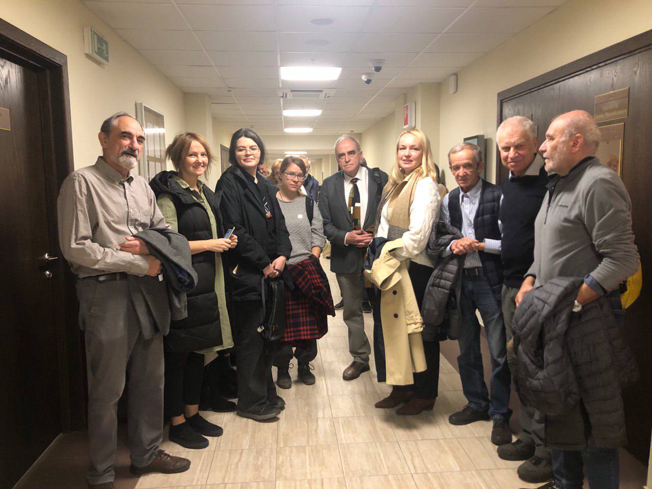 Сотрудиники «Мемориала» узнают о Нобелевской премии в суде. Фото: «Мемориал»