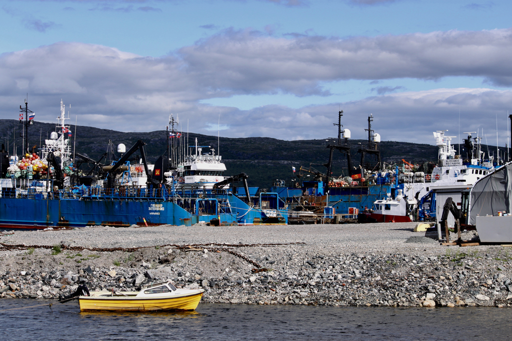 Российские и норвежские рыбацкие суда в порту Киркенеса