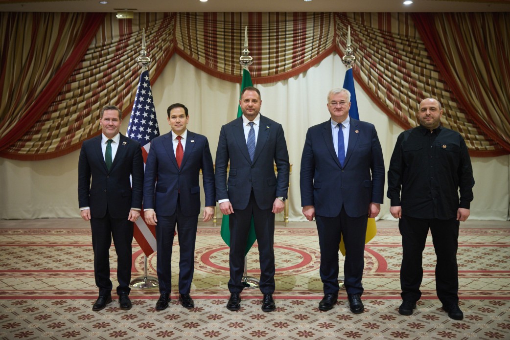 The U.S. and Ukrainian delegations pose for a photo following talks in Jeddah, Saudi Arabia, on March 11, 2025. Photo: President of Ukraine.