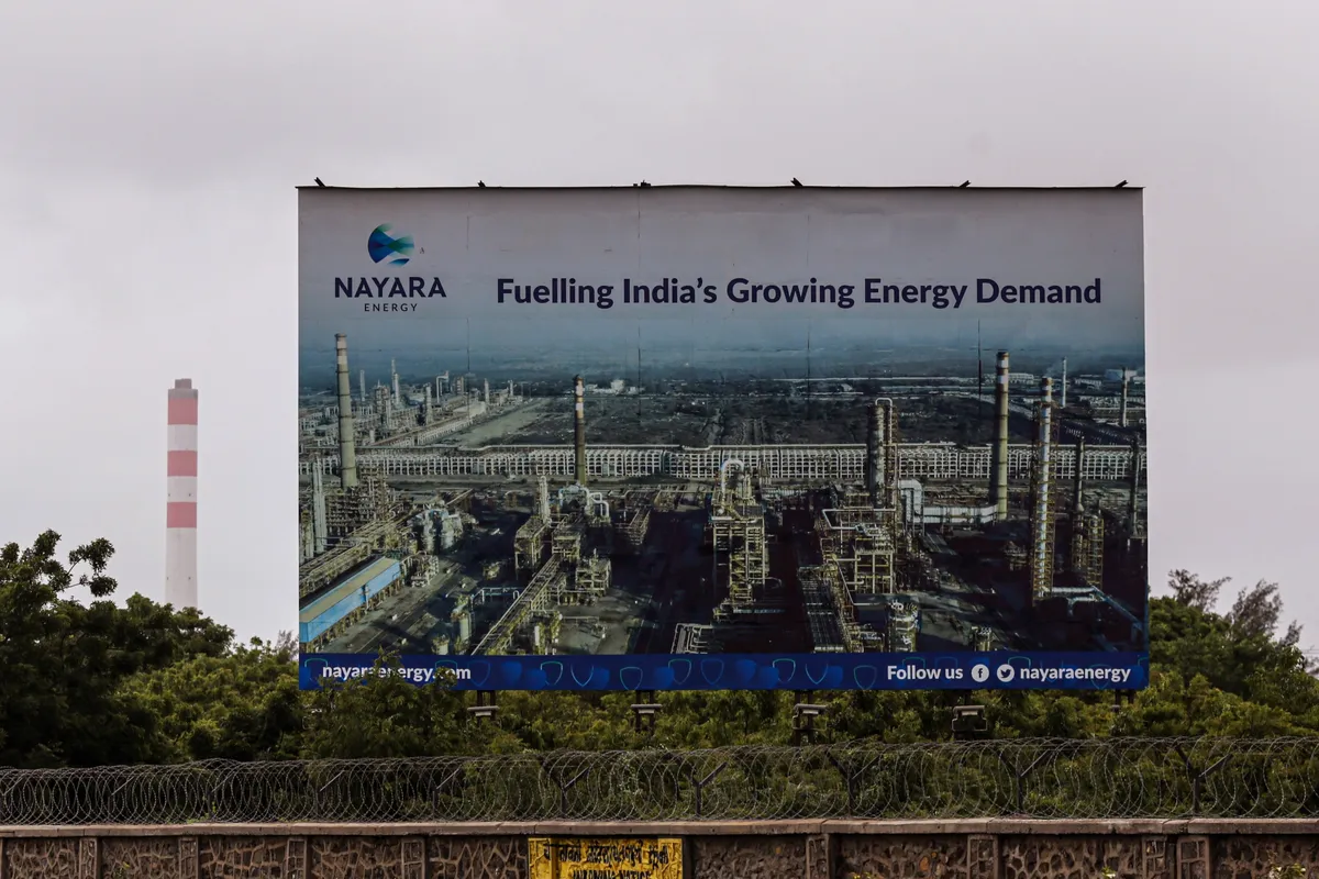 Фото: рекламный щит Nayara Energy Ltd., Индия / Bloomberg