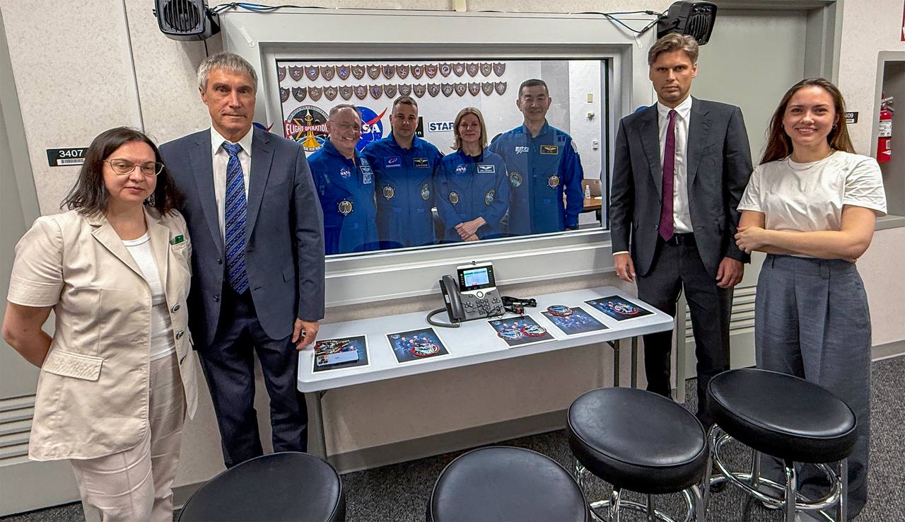 Дмитрий Баканов (второй справа) на встрече с экипажем корабля Crew Dragon. Фото: «Роскосмос»