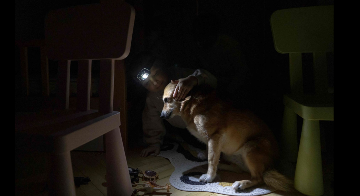 Kyiv residents during a blackout, Jan. 13, 2026 / Andrew Kravchenko / AFP