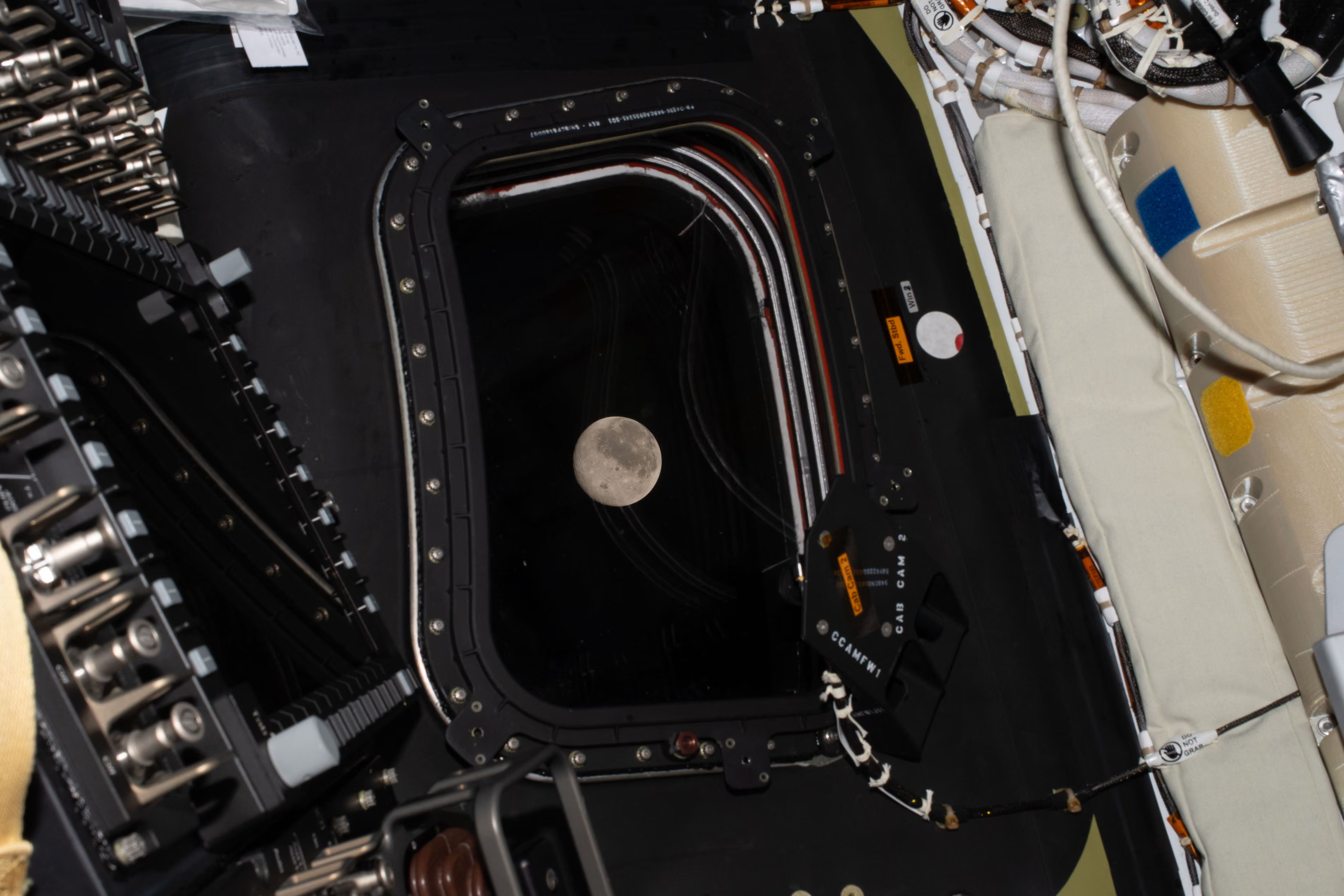 Фото: вид на Луну из корабля Orion миссии Artemis II / NASA/AP